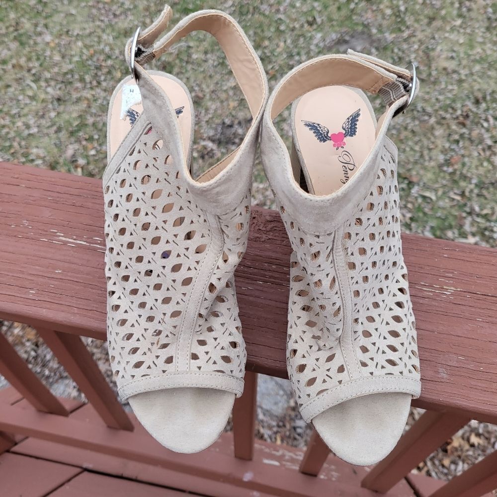 Penny Loves Kenny Beige Laser Cut Open Toe Stacked Heel Sandals Size 8.5